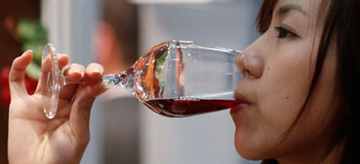How Chinese learn to drink wine photo