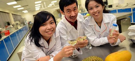Scientists smell success with durian wine photo