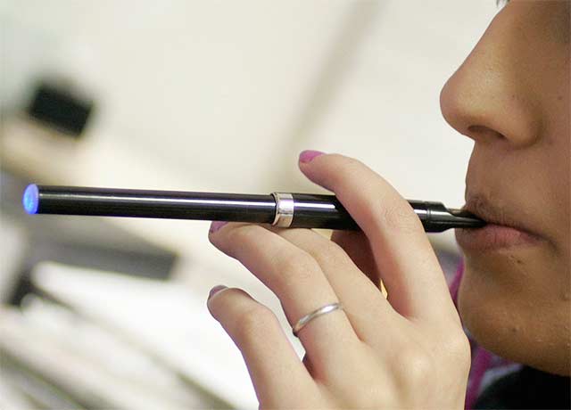 Smoking e-cigarettes make you drink more photo