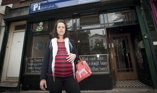 Pregnant woman refused wine because barman didn`t want it on his conscience photo