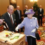 Queen Elizabeth gives Pope Francis eggs, whisky, beer at Vatican meeting photo