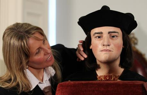 King Richard III drank at least one bottle of wine a day photo