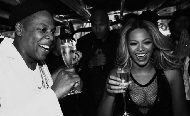 Beyonce ends pregnancy rumours by drinking champagne photo