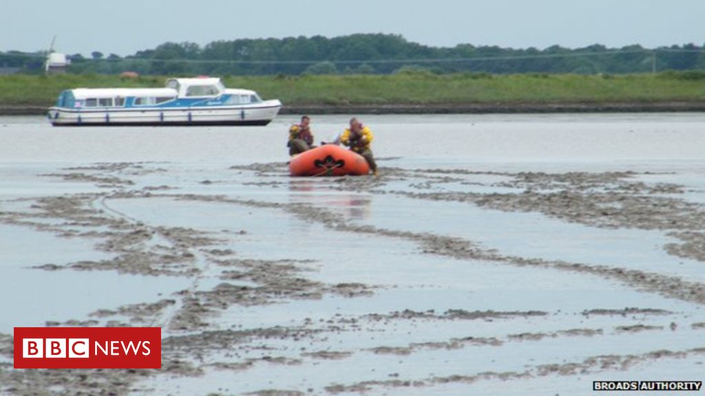 Stag Party Boat Recovered From Mud photo