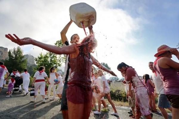 Rioja festival goers soaked in 130,000 litres of red wine photo