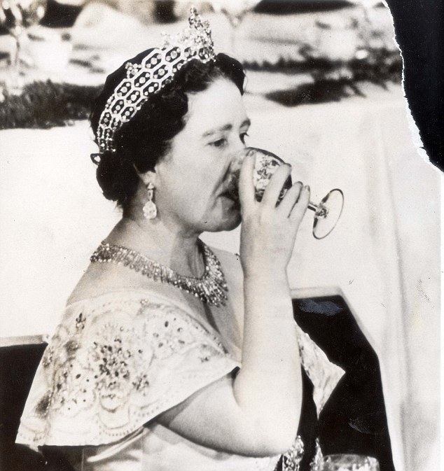 Queen Mother Elizabeth, a heavy drinker who lived to see 101 years photo