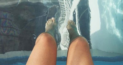Glass-bottomed Pool Will Totally Freak You Out! photo
