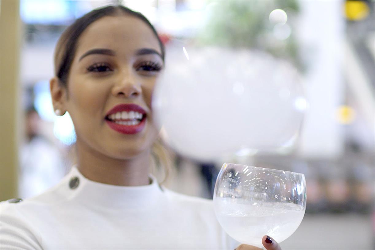Bombay Sapphire Creates Floating Scented Vapour Droplets Experience photo