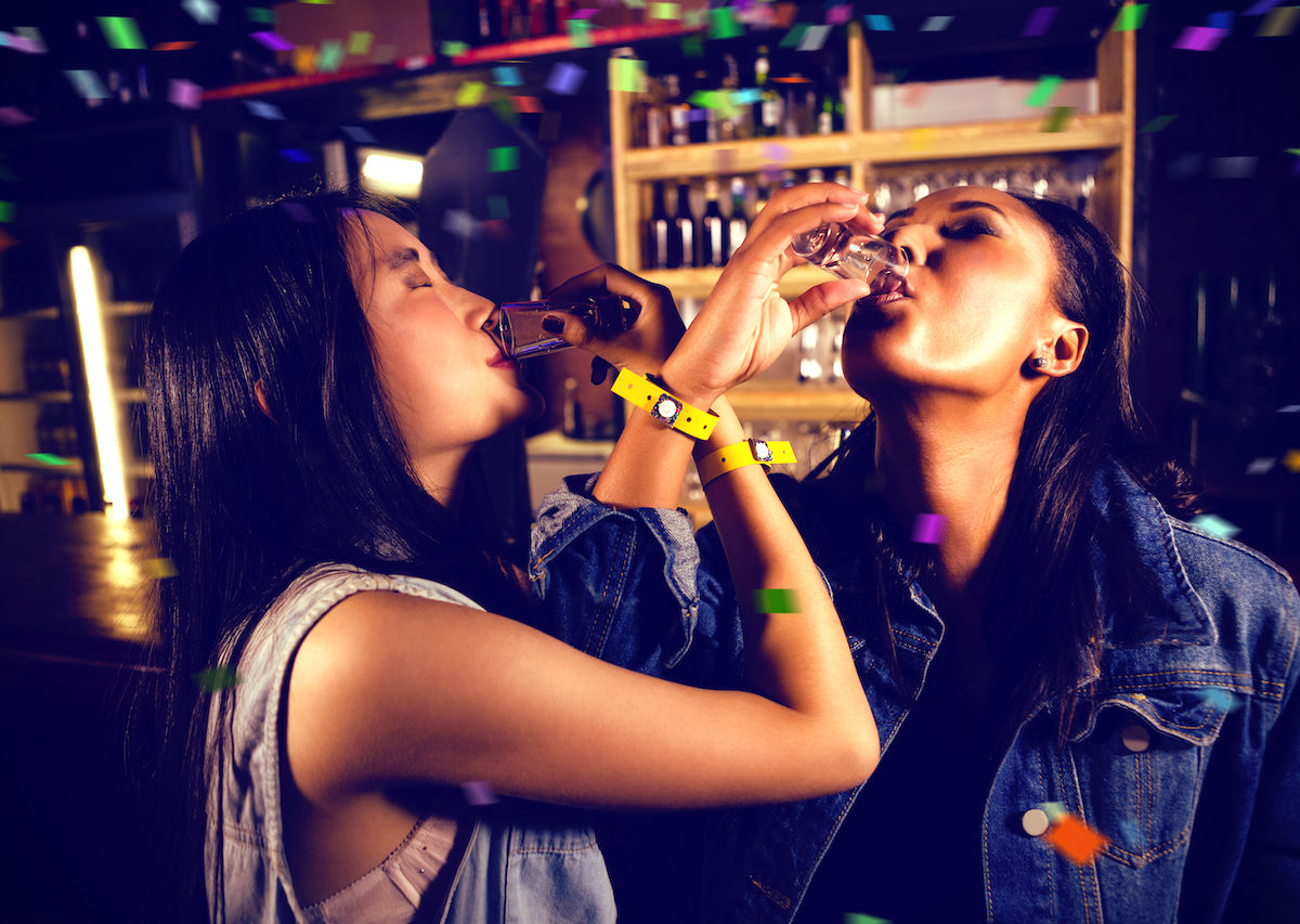 7 Things Bartenders Do That Piss Off Their Non-bartender Friends photo
