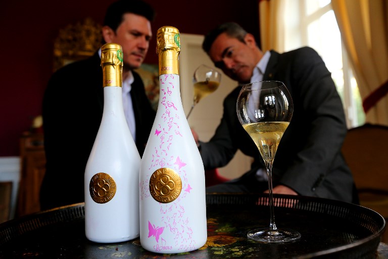 This Champagne Bottle Changes Colour When Chilled photo