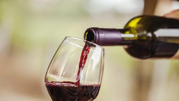 Watch: Creative Ways To Open Wine Without A Corkscrew photo