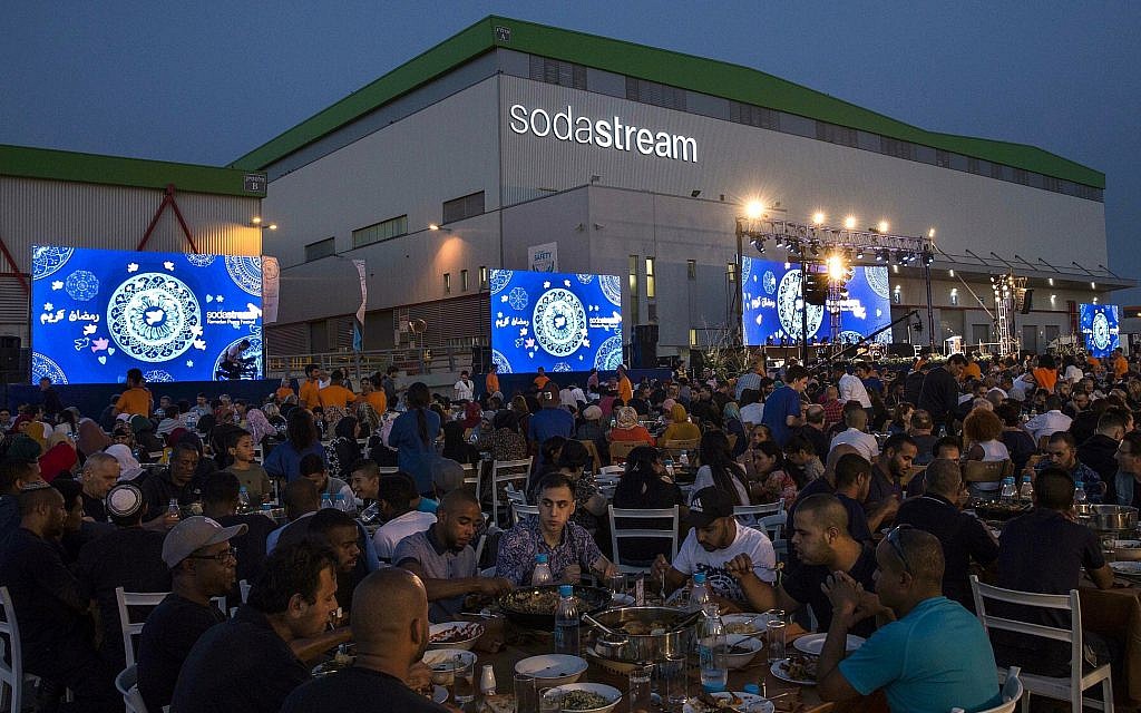 Sodastream Hosts Thousands, Us Envoy For Ramadan Feast photo