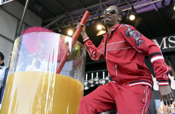 Snoop Dogg Breaks World Record For Biggest Gin And Juice photo