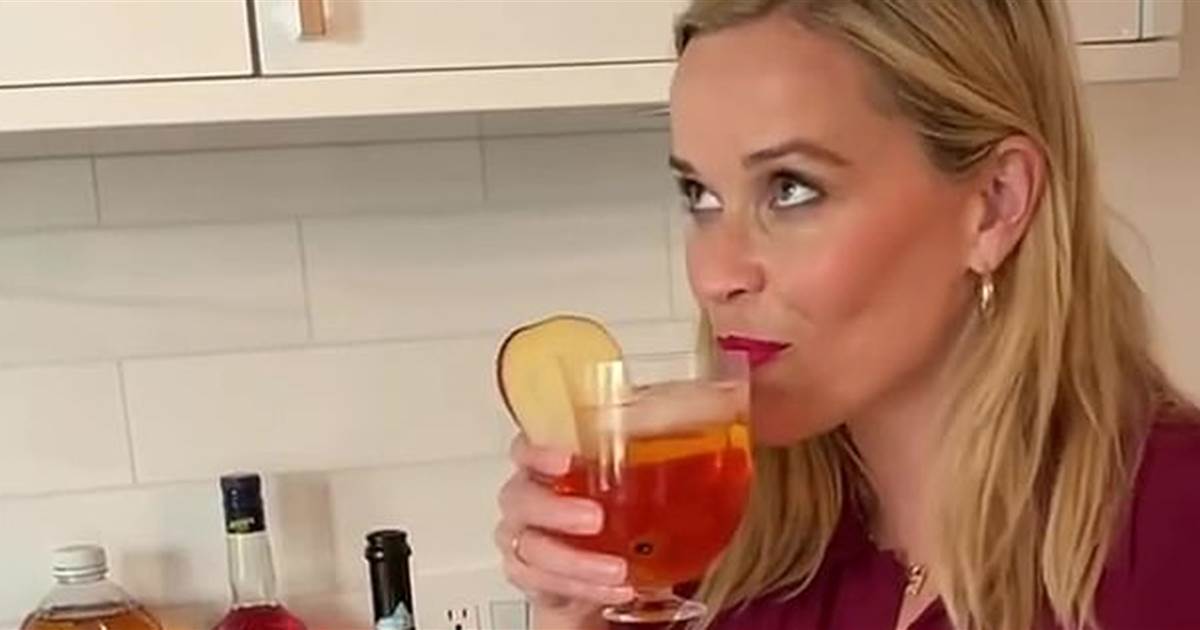 Reese Witherspoon Shares Her Aperol Spritz Recipe With A Twist photo
