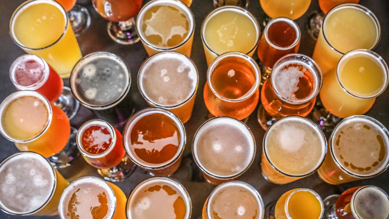 Craft Beer vs Regular Beer: What’s the Difference (and How Can You Make Your Own?) photo